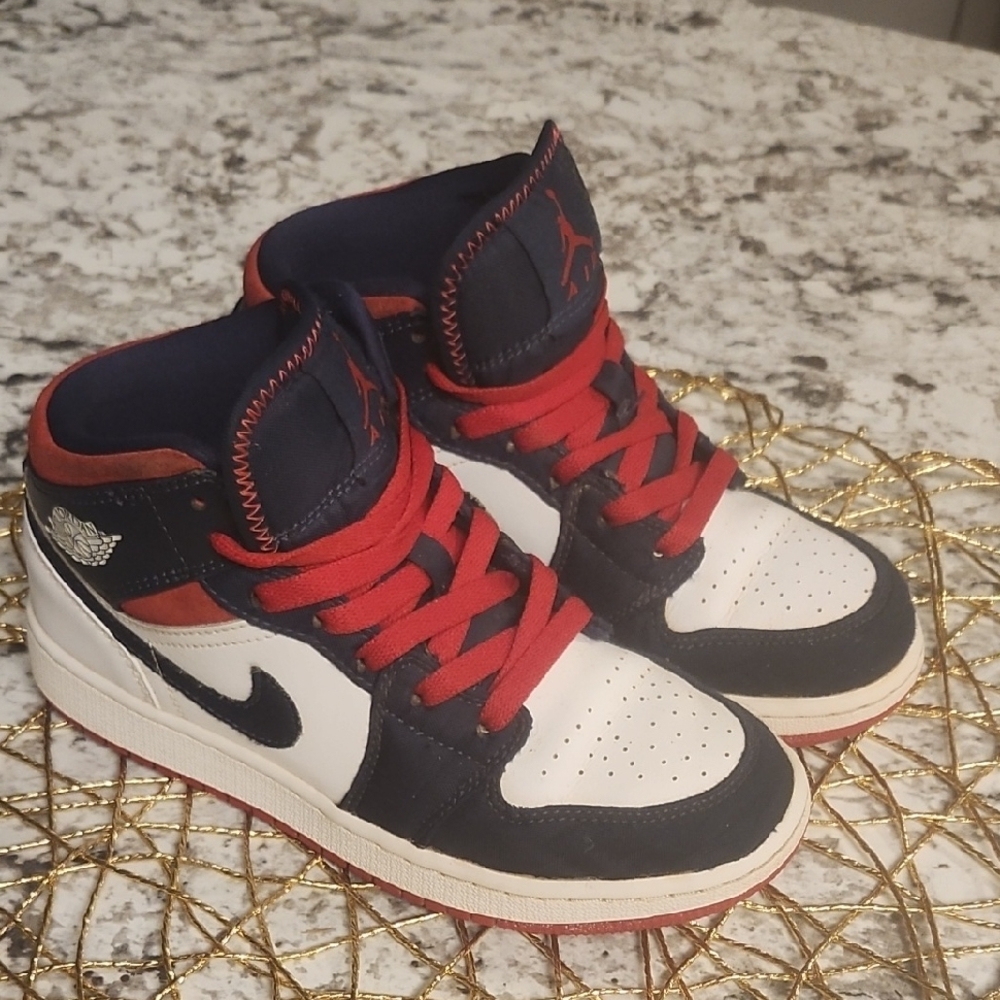 Jordan 1 Mid Size 4Y